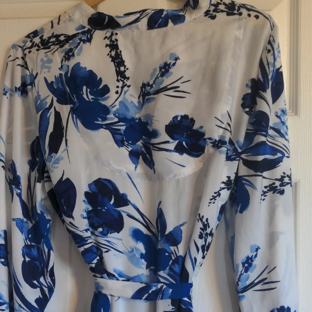 Blue and white floral robe - Picture 4 of 4